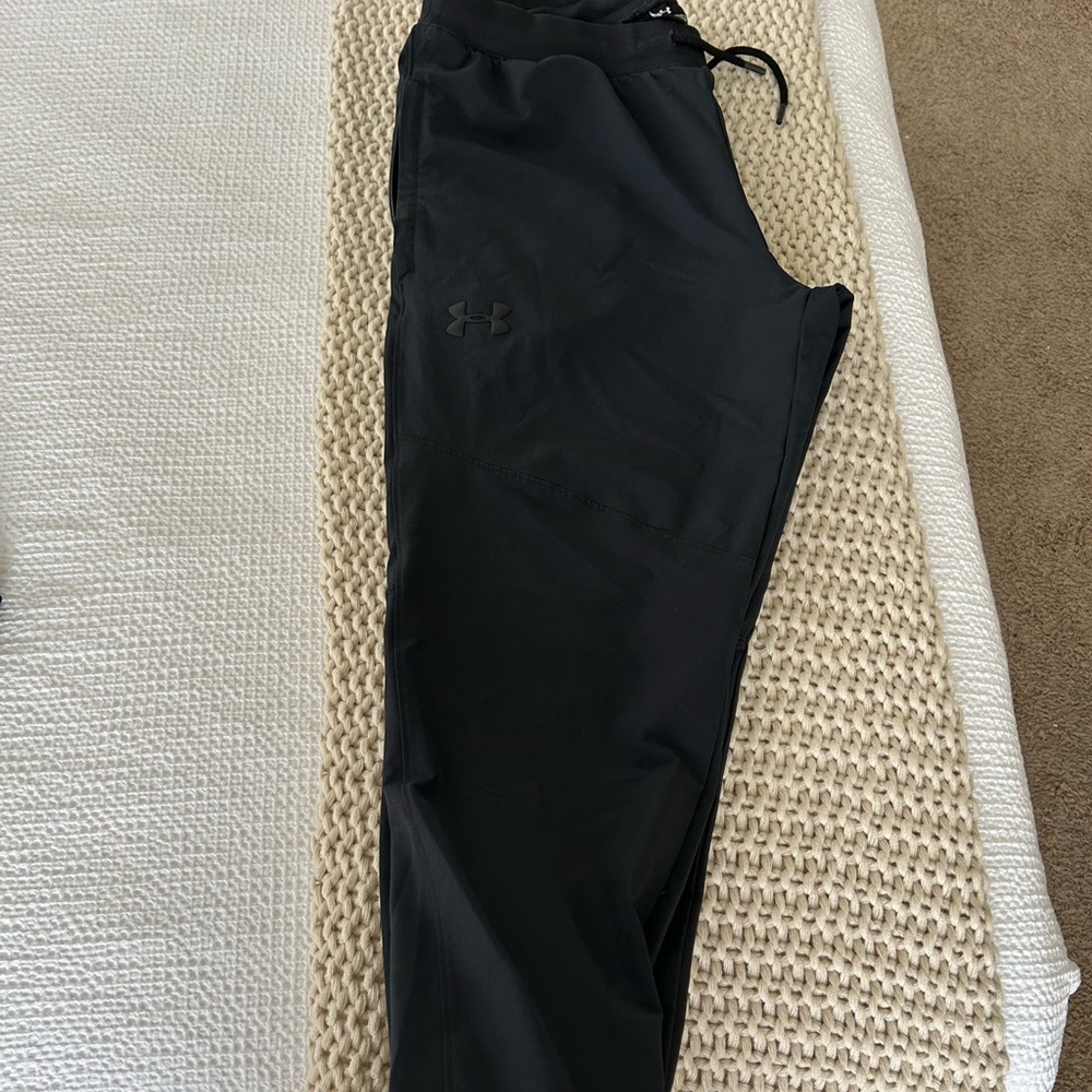 Men’s black jogger style under armor sweatpants. Athletic feel